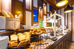 Daily buffet breakfast (THB 1200 per person)