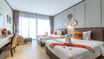 Deluxe-Zweibettzimmer, Mehrere Betten, Stadtblick | Wohnbereich | 40-Zoll-LCD-Fernseher mit Kabelempfang, Netflix, Hulu