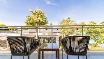 Habitación doble Deluxe, 1 cama King size, acceso para personas con movilidad reducida | Terraza o patio