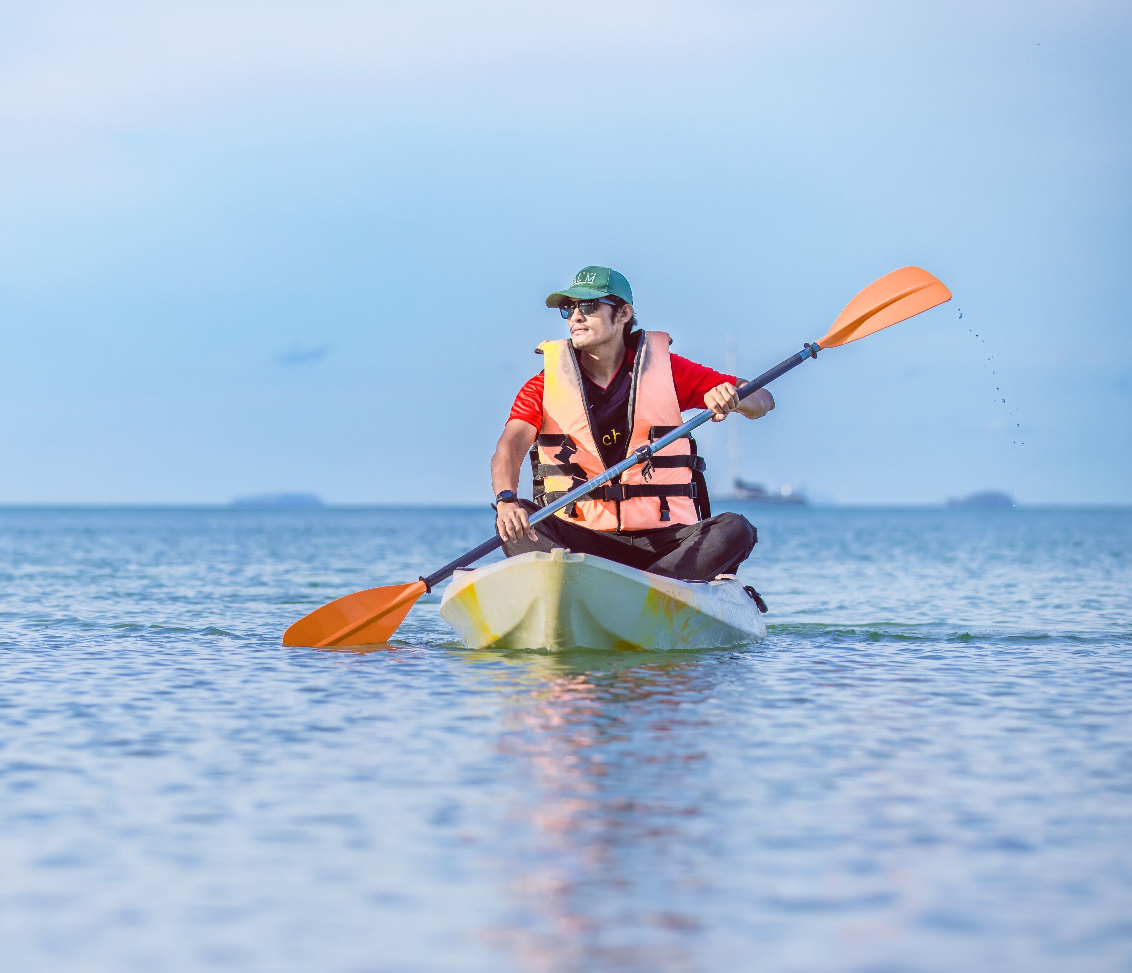 Una persona en kayak sobre aguas tranquilas.