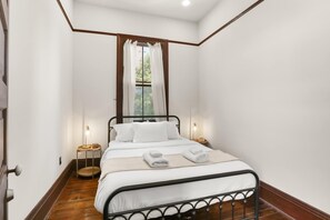 9 Schlafzimmer, Schreibtisch, Bügeleisen/Bügelbrett, WLAN