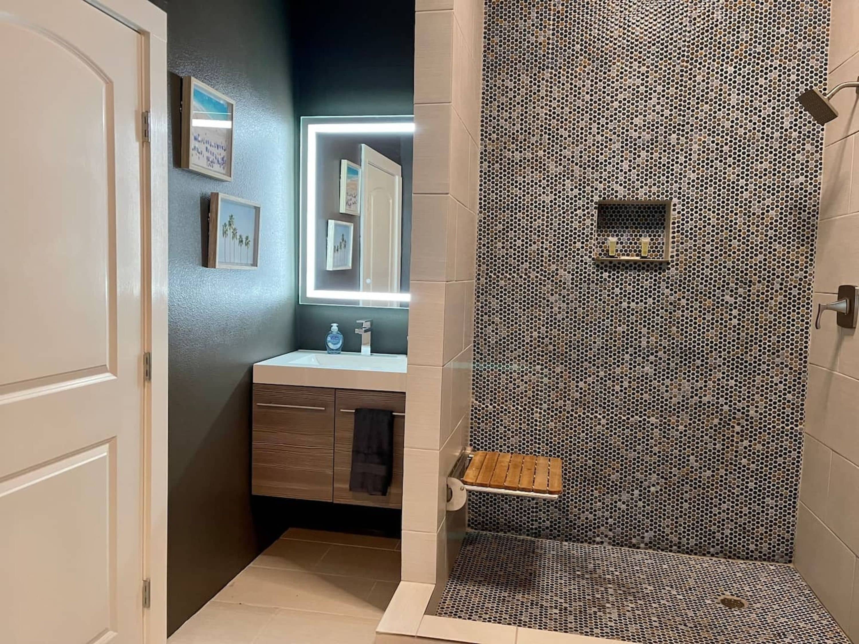 Signature-Apartment, 1 Schlafzimmer, Poolblick | Badezimmer | Dusche, kostenlose Toilettenartikel, Handtücher, Seife