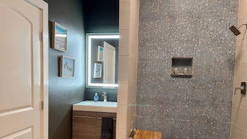 Signature-Apartment, 1 Schlafzimmer, Poolblick | Badezimmer | Dusche, kostenlose Toilettenartikel, Handtücher, Seife