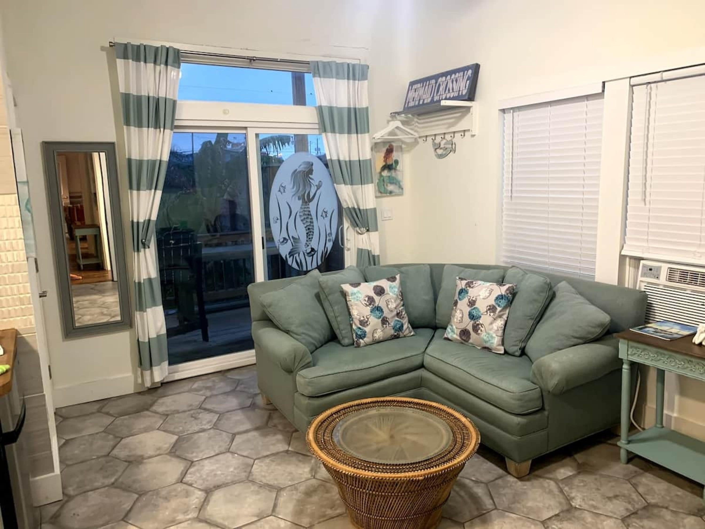 Premier Studio, 1 Queen Bed, Pool View | Living area