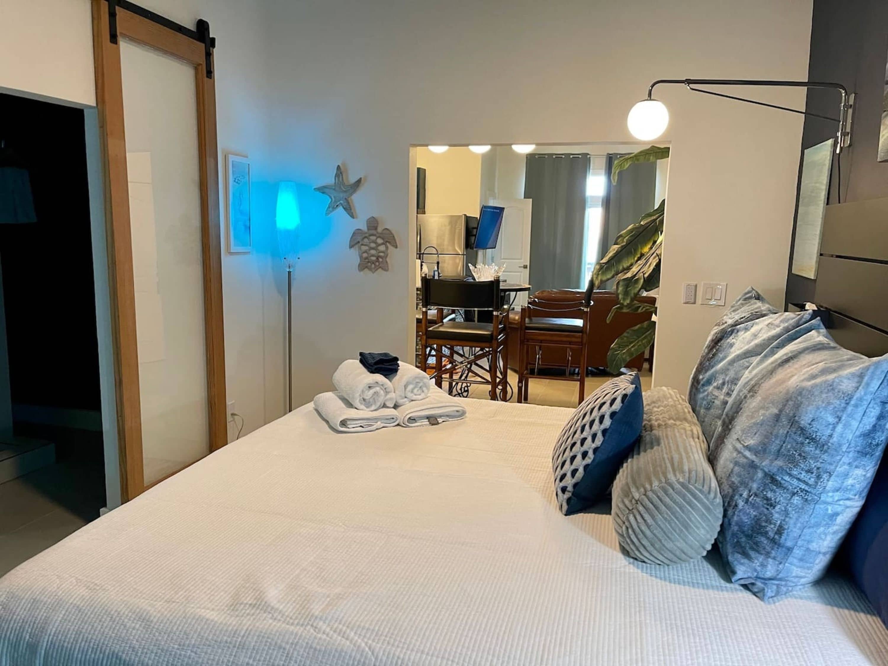 Une chambre à coucher avec un lit, un bureau et une chaise.