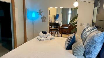 Une chambre à coucher avec un lit, un bureau et une chaise.