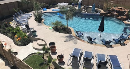 Coastal Retreat Near Pleasure Pier & Beach