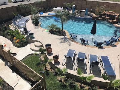 Coastal Retreat Near Pleasure Pier & Beach