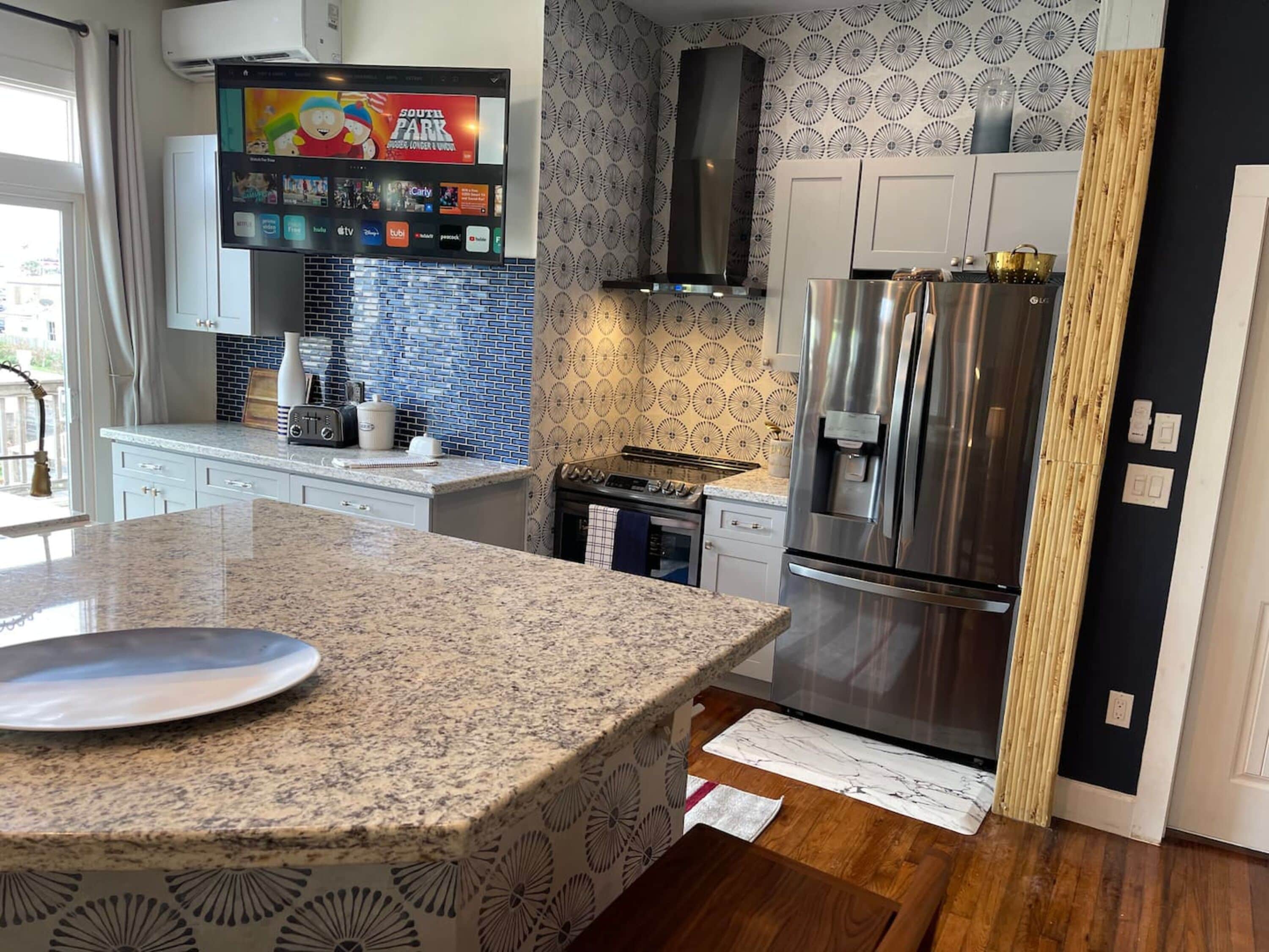 Condo com design assinado, 2 quartos, vista para a piscina | Cozinha privada | Micro-ondas, cafeteira/chaleira, talheres/pratos/utensílios de cozinha