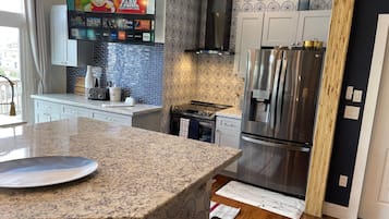 Condo com design assinado, 2 quartos, vista para a piscina | Cozinha privada | Micro-ondas, cafeteira/chaleira, talheres/pratos/utensílios de cozinha
