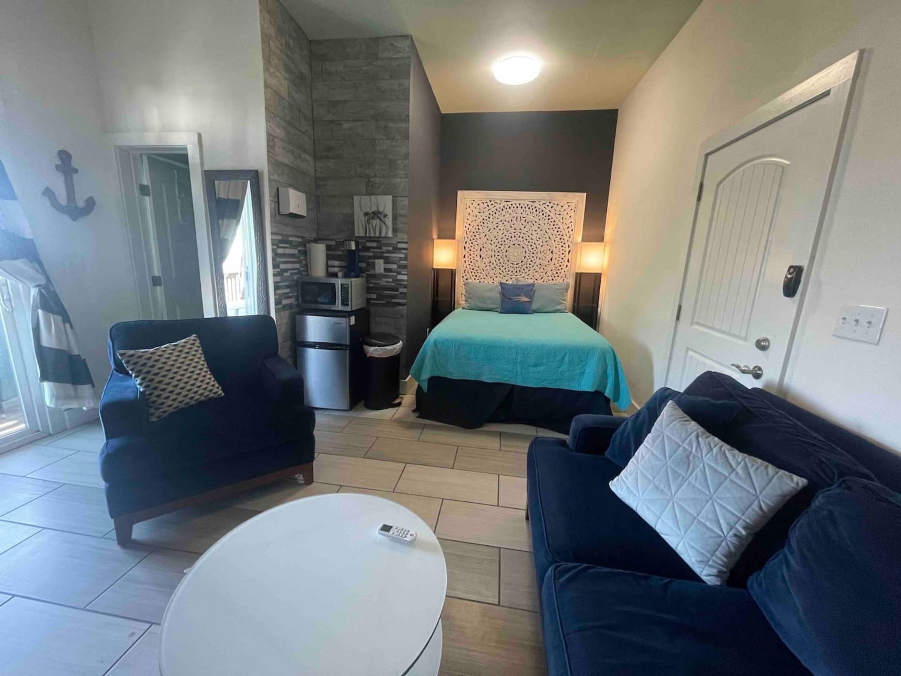 Exclusive Studio, 1 Queen Bed, Pool View | Living area