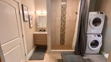 Signature Condo, 2 Bedrooms, Pool View | Laundry