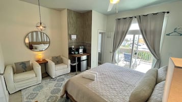 Habitación Confort, 1 cama de matrimonio grande, vistas a la piscina, junto a la playa | Zona de estar | Smart TV de 40 pulgadas con canales digitales