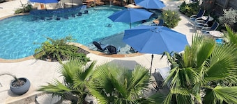 Coastal Retreat Near Pleasure Pier & Beach