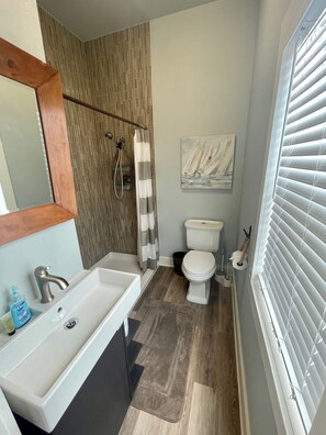 Comfort Room, 1 King Bed, Pool View, Beachside | Bathroom | Free toiletries, soap, shampoo, toilet paper - Shore Thing (Galveston)