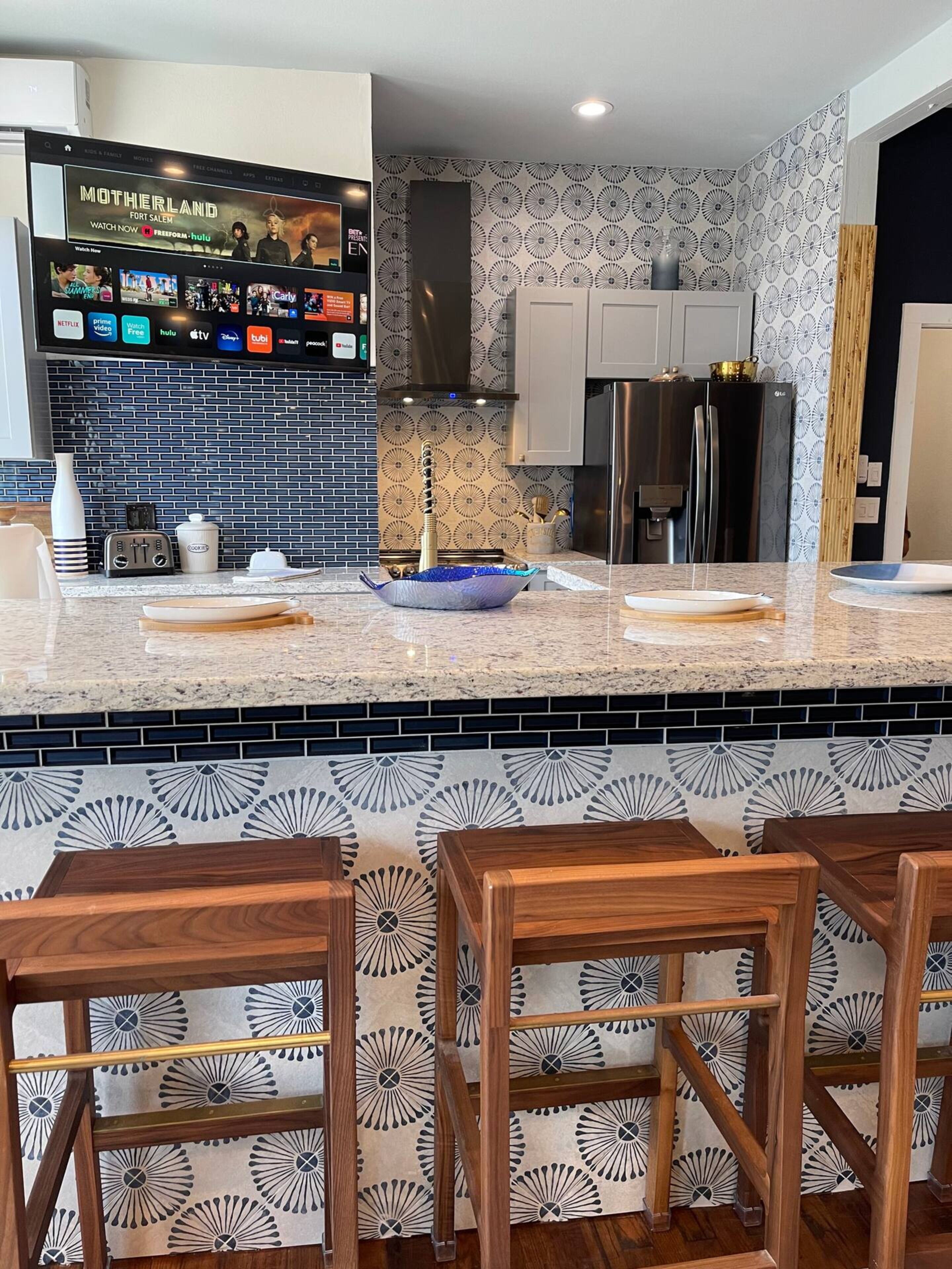 Condo com design assinado, 2 quartos, vista para a piscina | Cozinha privada | Micro-ondas, cafeteira/chaleira, talheres/pratos/utensílios de cozinha
