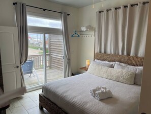 Habitació Comfort, 1 llit de matrimoni gran, vistes a la piscina, al costat de la platja | Sala d'estar | Televisor intel·ligent de 40 polzades amb canals digitals