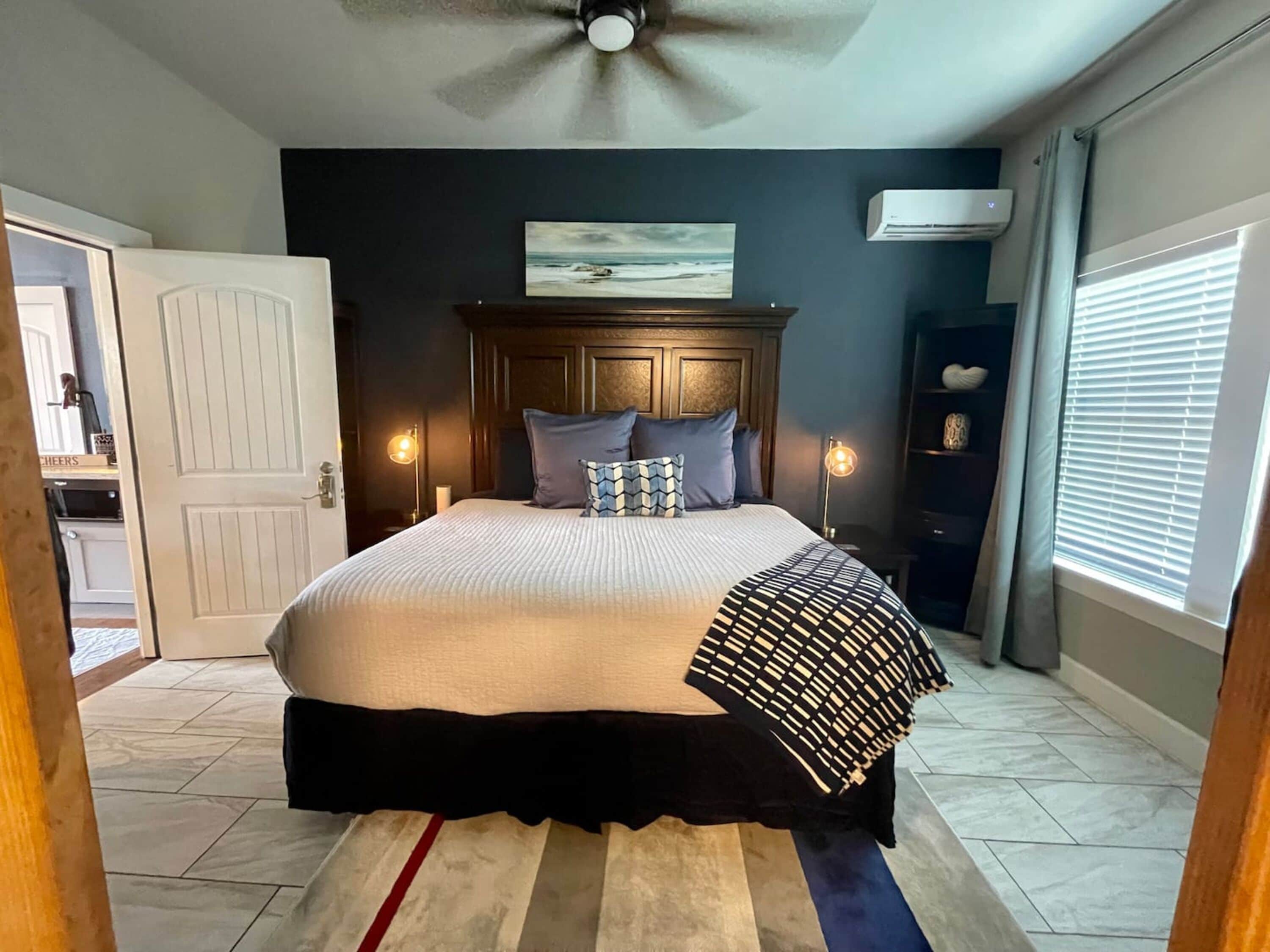 Condo com design assinado, 2 quartos, vista para a piscina | Individualmente decorados, individualmente mobiliados, Wi-Fi de cortesia