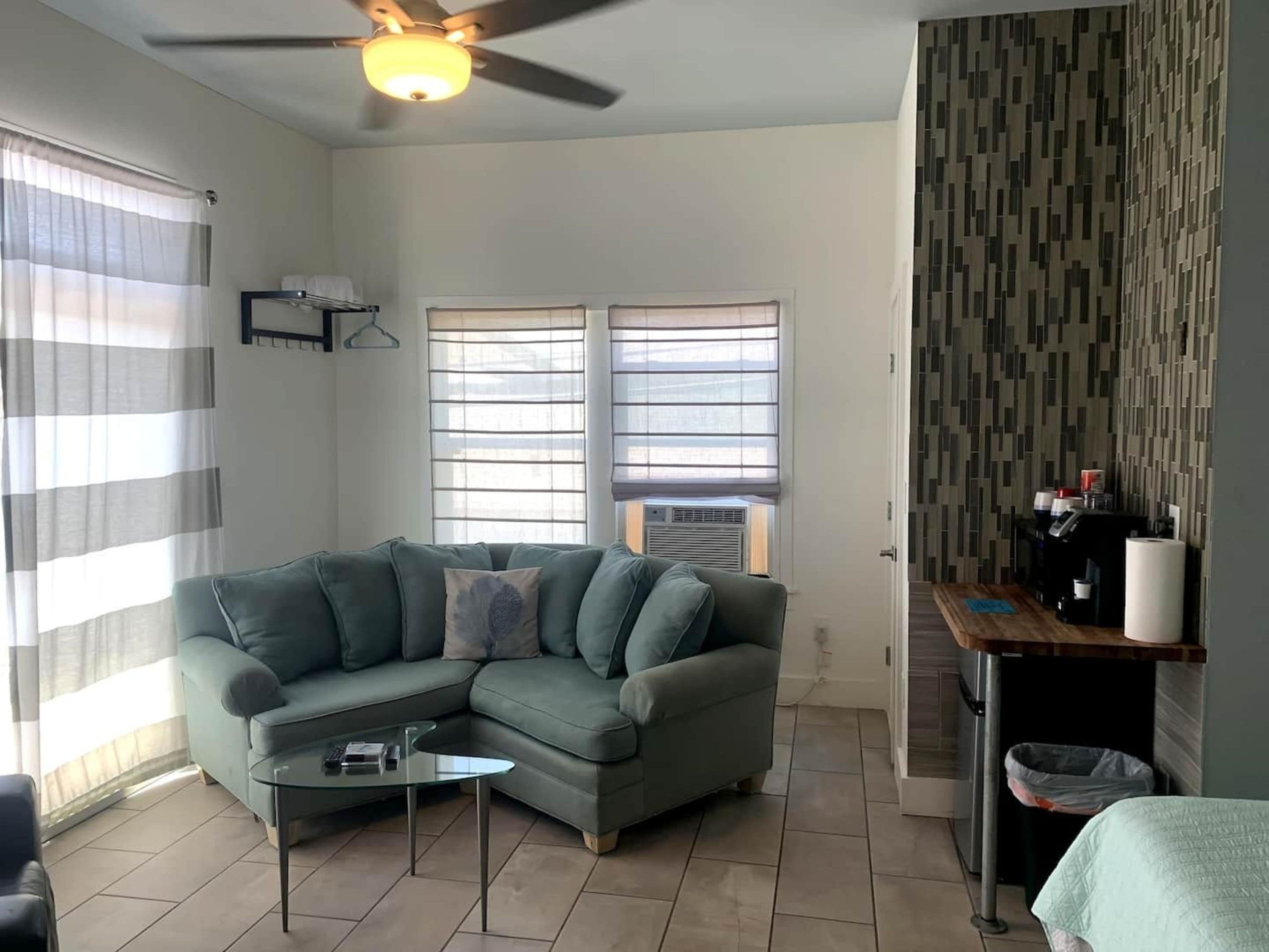 City Studio, 1 Queen Bed, Pool View | Living room