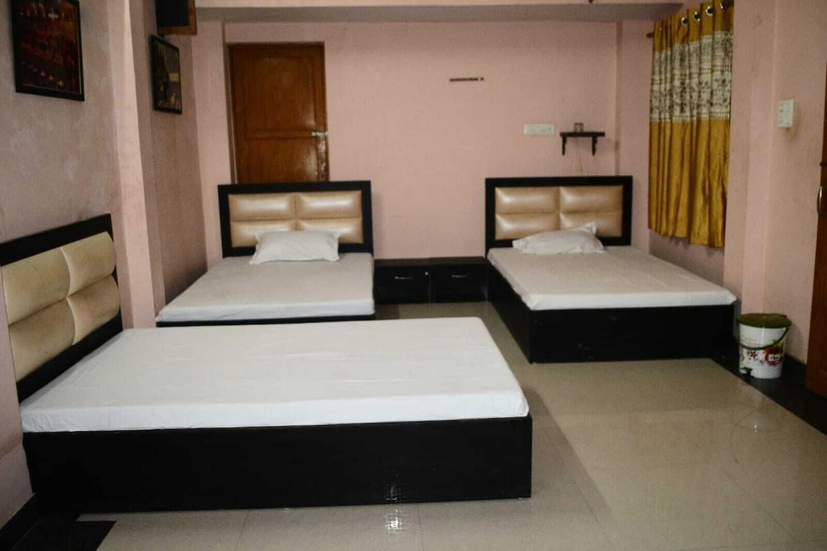 Deluxe Quadruple Room | Desk, free WiFi