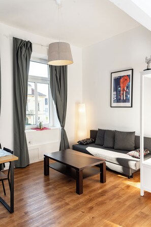 Living area - Cozy apartment with loft bed in Dresden Neustadt - your temporary home (Dresden)