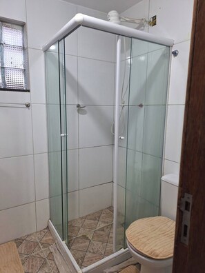 Serviettes fournies, papier toilette