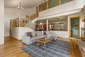 Una televisión, una chimenea, una oficina