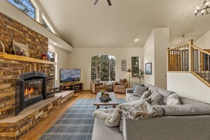 Una televisión, una chimenea, una oficina