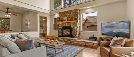 Televisión, chimenea, oficina