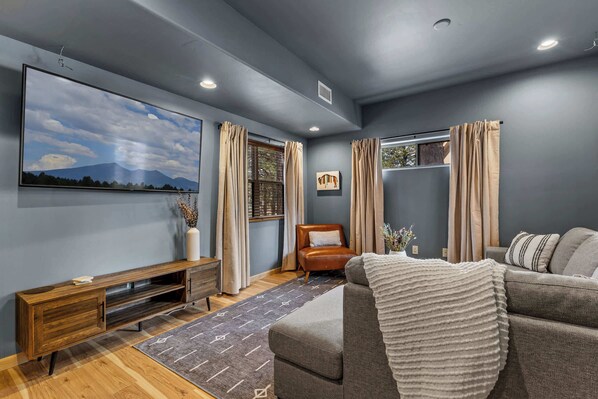 Una televisión, una chimenea, una oficina