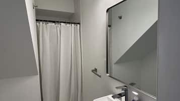 Serviettes fournies, papier toilette