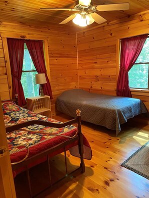3 bedrooms, free WiFi, bed sheets - Beautiful Log Cabin - PSU Events - State Parks - Sleeps 6 to 8 (Petersburg)