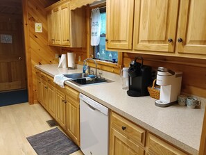 Fridge, microwave, oven, stovetop - Beautiful Log Cabin - PSU Events - State Parks - Sleeps 6 to 8 (Petersburg)