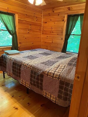 3 bedrooms, free WiFi, bed sheets - Beautiful Log Cabin - PSU Events - State Parks - Sleeps 6 to 8 (Petersburg)