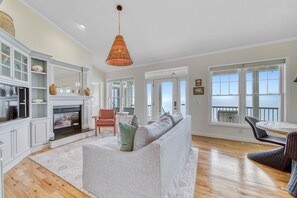 TV connectée, cheminée, lecteur de DVD