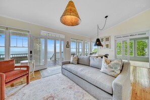 TV connectée, cheminée, lecteur de DVD