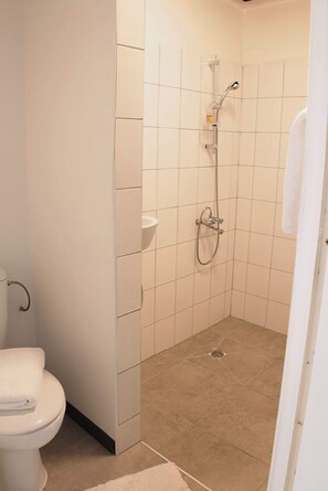 Shower, towels - Airport Manini Lodge Studio 3 (Fa'a'a)