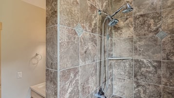 Douche, sèche-cheveux, serviettes fournies