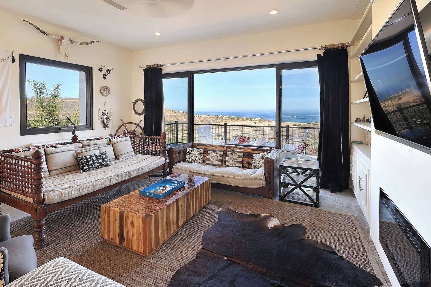 Älytelevisio, takka, videopelejä, työhuone