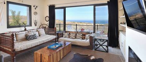 Älytelevisio, takka, videopelejä, työhuone