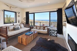 Älytelevisio, takka, videopelejä, työhuone