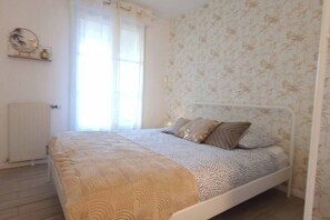 2 bedrooms, iron/ironing board, travel crib, WiFi - Appt 8 P, parkings, Disney direct, Vallée Village (Serris)