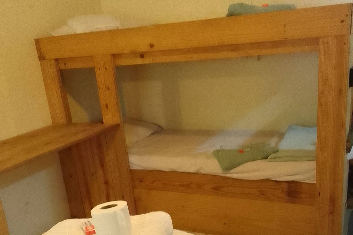 家庭客房, 花園景觀 | 書桌、熨斗/熨衣板、免費無線上網、床單