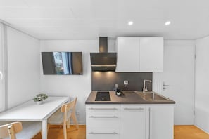 Réfrigérateur, un four, surface de cuisson, lave-vaisselle