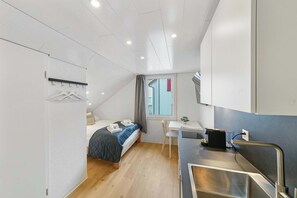 1 dormitori, planxa i posts de planxar, wifi i roba de llit