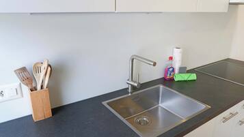 Fridge, oven, stovetop, dishwasher