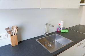 Fridge, oven, stovetop, dishwasher