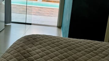 Comfort-suite - udsigt til pool | 1 soveværelse, mørklægningsgardiner, gratis Wi-Fi