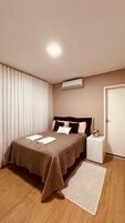 Cortinas blackout, wifi gratis y ropa de cama
