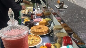 Ein Buffet mit verschiedenen Speisen und einem großen Glas eines rosa Getränks.